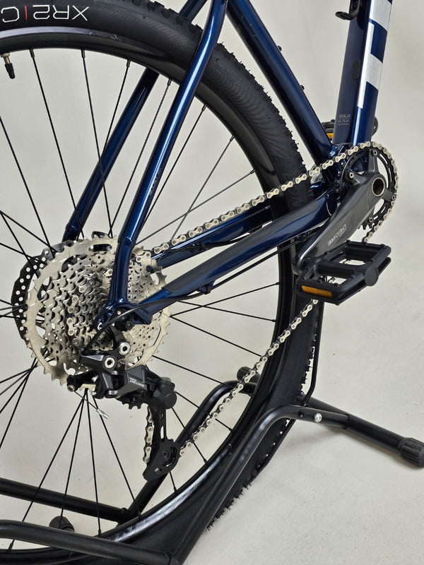 Front suspension details of the Trek X-CALIBER 7 highlighting the bike's technical specifications.