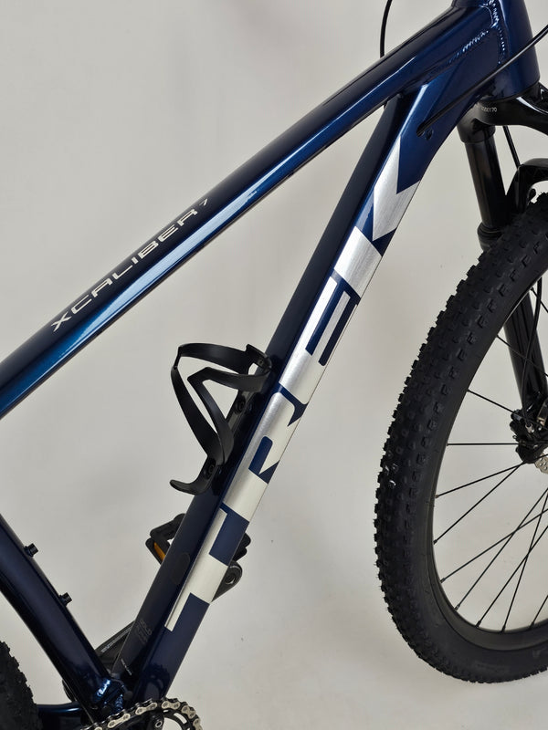 Back view of Trek X-CALIBER 7 focusing on the disc brakes and rear hub specifications.