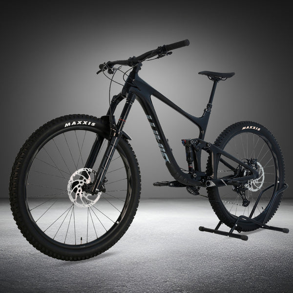 Close-up of the Giant Reign Advanced Pro 2 29 Carbon's front suspension, showcasing the ZEB fork, in Very Good Condition, LARGE frame, RRP £4,499.00, on sale for £1,790.00!