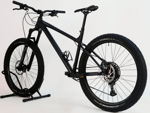 Close-up angle of the Saracen Mantra Elite LSL 2021 focusing on its frame and dropper seatpost for optimal riding. Available at eMado.