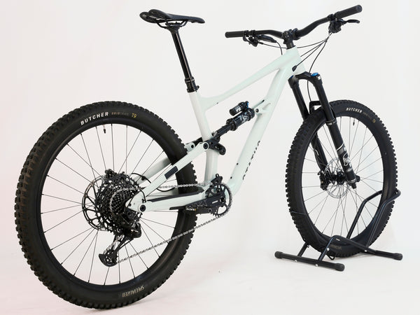 Specialized Status 160 in Very Good Condition at eMado Bikes - detailed view of the FOX FLOAT 36 Rhythm suspension fork.