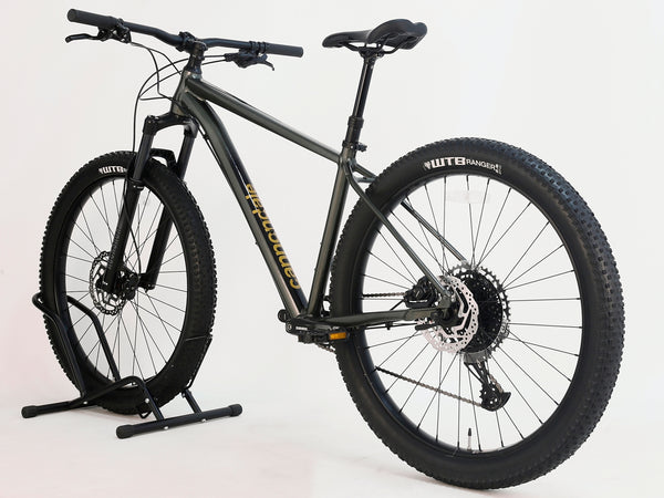 Front view of the 2023 Cannondale CUJO 2 in Medium - Used Cannondale CUJO 2 in Medium at eMado, focusing on the Shimano MT200 hydraulic disc brakes.