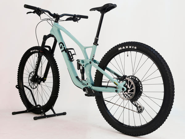 GT Sensor Carbon Pro LE 2024 / LARGE / RRP £5,000.00 / Excellent Condition! / Our Price ONLY £2,050.00 including Free UK Delivery – RockShox Lyrik Ultimate fork view with 150mm travel