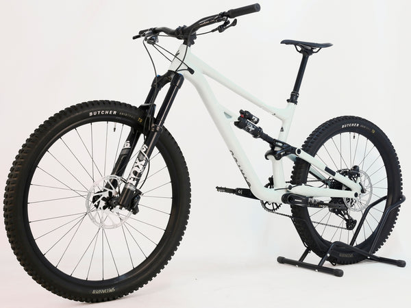 Specialized Status 160 in Very Good Condition at eMado Bikes - side view showcasing the full suspension frame.