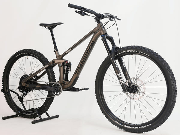 Detailed shot of the front suspension on the Transition Smuggler NX 2024 in medium, equipped with Fox Performance Elite Series.