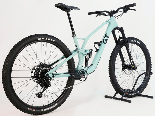 Side view of the GT Sensor Carbon Pro LE 2024 large mountain bike, displaying Maxxis tyres and RockShox components.