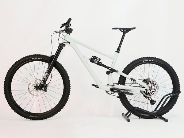 Specialized Status 160 in Very Good Condition at eMado Bikes - showing minor cosmetic imperfections on the frame.