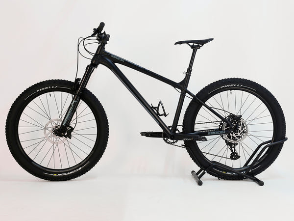 Side profile of the Saracen Mantra Elite LSL 2021 hardtail bike displaying its innovative design and high-quality components. Available at eMado.