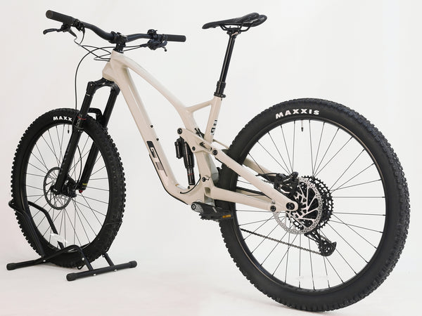 The GT DropKick seat post featured on the GT Force Carbon Elite 2023, presented in excellent condition.