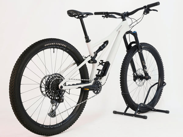 Specialized Stumpjumper Expert 2022 CARBON in excellent used condition at eMado Bikes, highlighting the FOX front suspension.