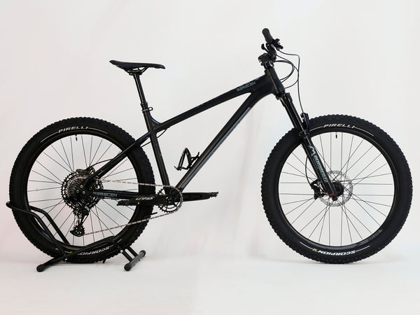 Profile shot of the black Saracen Mantra Elite LSL 2021 showcasing its sleek design and sturdy wheels. Buy now at eMado.