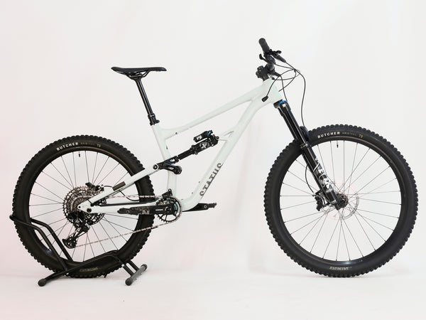 Specialized Status 160 in Very Good Condition at eMado Bikes - close-up of the SRAM NX Eagle 12-speed shifter.