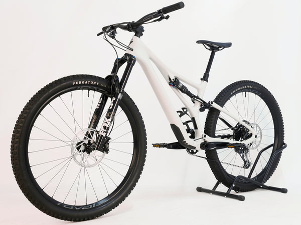 Specialized Stumpjumper Expert 2022 CARBON in excellent used condition at eMado Bikes, showcasing the sleek frame design.