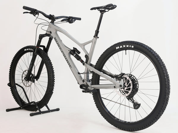 Nukeproof Mega 290 CARBON - Image highlighting the bike's dropper seatpost mechanism in action.