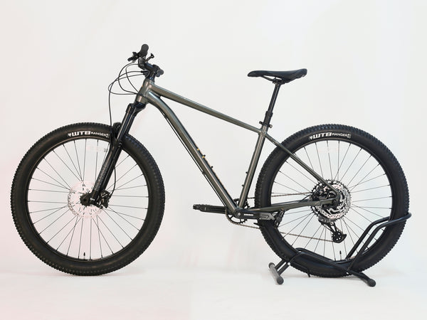 Side view of the 2023 Cannondale CUJO 2 in Medium - Used Cannondale CUJO 2 in Medium at eMado, highlighting the Mantis Green colour.