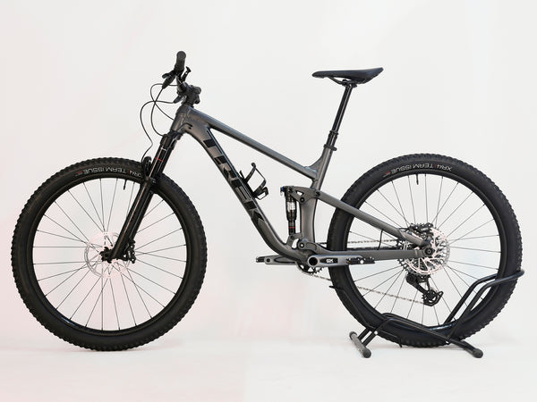 Trek Top Fuel 8 GX AXS 2024 LARGE Frame in Excellent Condition at eMado Bikes, featuring the SRAM AXS POD 12-speed shifters for effortless gear changes.