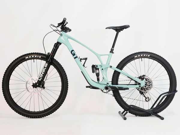 Profile shot of the GT Sensor Carbon Pro LE 2024 large mountain bike, highlighting frame design and wheel features.