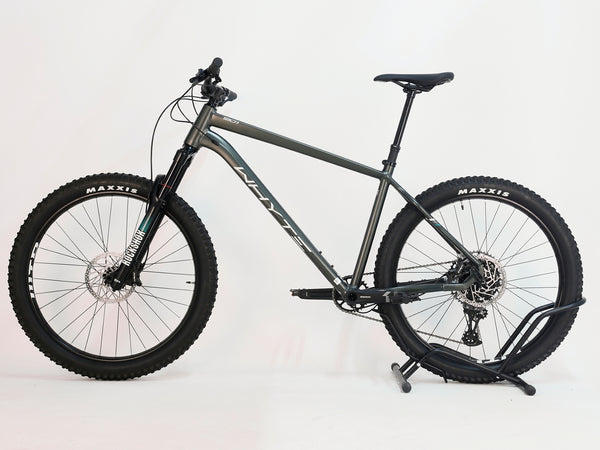 Detailed view of the Whyte 901 V4 2022 Mountain Bike's RockShox 35 Gold RL front suspension fork.