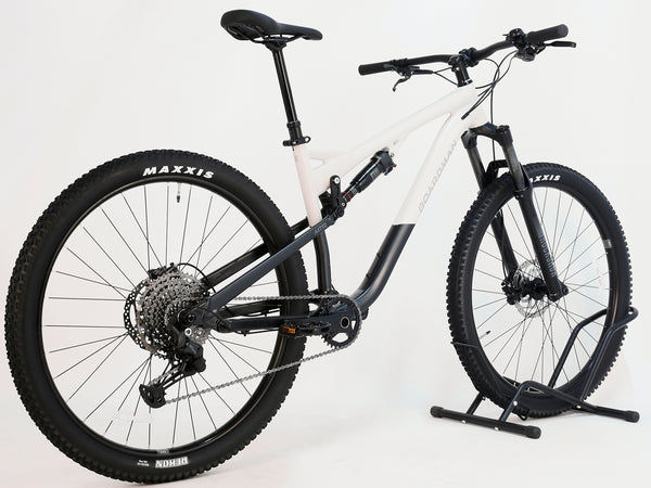 Close-up of the front suspension fork on the 2025 Boardman MTR 8.8 UPGRADED Large bike.