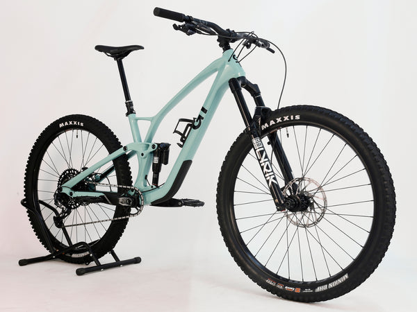 GT Sensor Carbon Pro LE 2024 / LARGE / RRP £5,000.00 / Excellent Condition! / Our Price ONLY £2,050.00 including Free UK Delivery – front brake and rotor close-up (SRAM Code RSC) on the GT Sensor