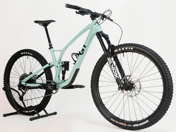 Angled view of GT Sensor Carbon Pro LE 2024 large mountain bike, focusing on the RockShox fork and integrated components.