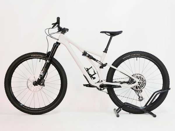 Specialized Stumpjumper Expert 2022 CARBON in excellent used condition at eMado Bikes, featuring SRAM X01 Eagle drivetrain.