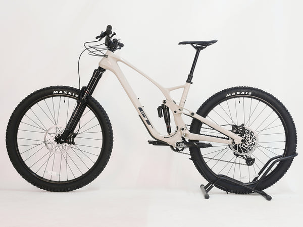 Detail view of the RockShox Yari RC front fork on the GT Force Carbon Elite 2023, demonstrating its 170mm travel capability.