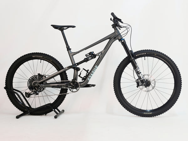 Rear view of the Specialized Status 160, showcasing the FOX shock and the bike’s robust rear suspension.