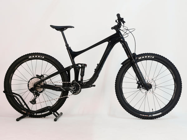 Giant Reign Advanced Pro 2 29 Carbon bike with Maxxis tyres on display, LARGE size, very well maintained, RRP £4,499.00, available now for £1,790.00!