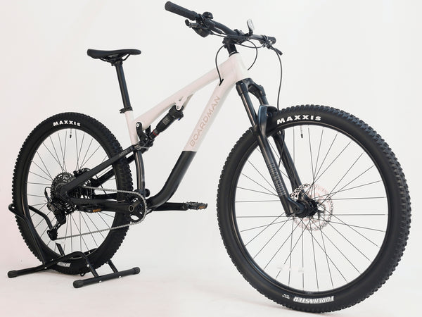 Rear view showing the 2025 Boardman MTR 8.8 with Maxxis tyres in excellent condition, Medium, RRP: £1,600.00