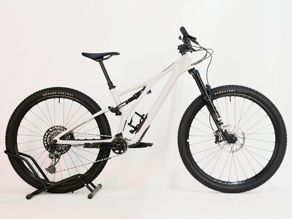 Specialized Stumpjumper Expert 2022 CARBON in excellent used condition at eMado Bikes, presenting the bike's overall aesthetic appeal.