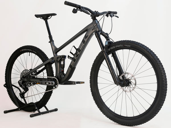 Side view of Trek Top Fuel 8 GX AXS 2024 LARGE Frame in Excellent Condition at eMado Bikes, demonstrating the bike's lightweight Alpha Platinum Aluminium frame.