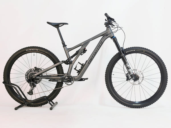 Close-up of the wheels on Specialized Stumpjumper EVO Comp Alloy 29 2024, highlighting its tubeless ready feature, priced at £3,200.00.