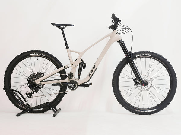 View of the tubeless-ready WTB ST i29 TCS wheels on the GT Force Carbon Elite 2023 showing its rugged design.