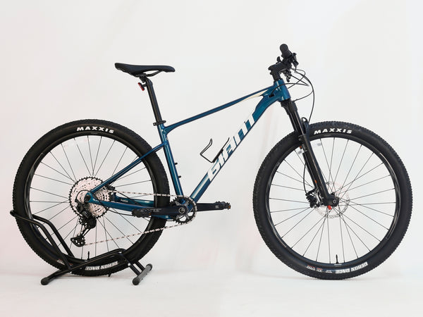 Side profile of the Giant XTC SLR 29 1 Mountain Bike 2024 highlighting its lightweight aluminium frame.