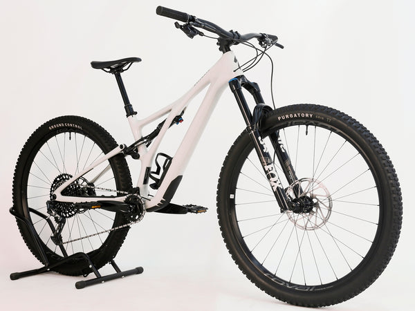 Specialized Stumpjumper Expert 2022 CARBON in excellent used condition at eMado Bikes, displaying the Roval Traverse wheels.