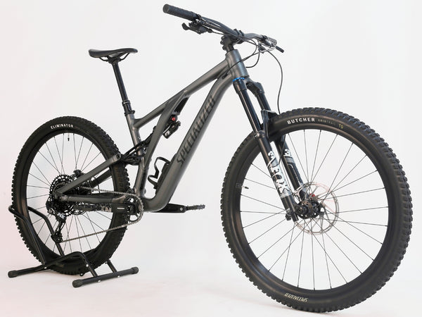 Front suspension fork of the Specialized Stumpjumper EVO Comp Alloy 29 2024 mountain bike in Very Good Condition, RRP: £3,200.00.