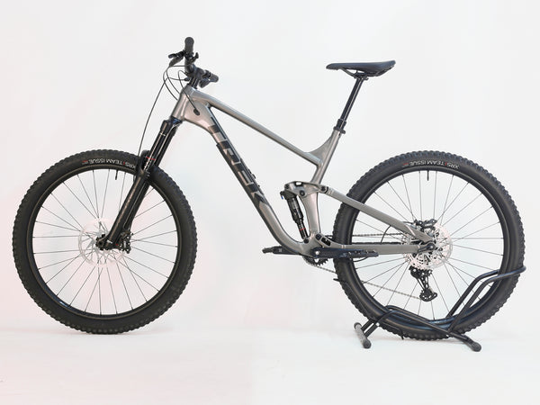 Detailed shot of Trek Slash 7 Gen 5 with Lyrik fork, showcasing the X-LARGE frame and SLX components, RRP: £2,775.00, now only £1,760.00 with free and quick delivery.