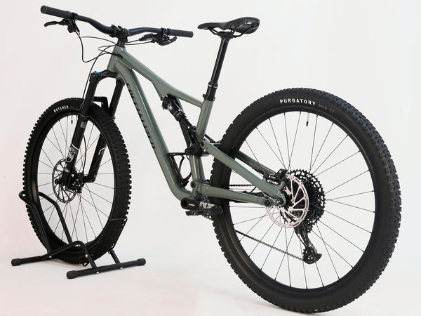 Image of the used Specialized Stumpjumper Comp Alloy wheels, highlighting the tubeless ready Roval Traverse 29 rims.