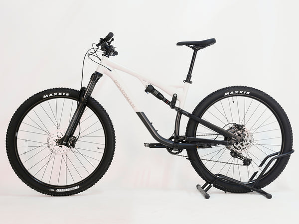 Details of the Shimano BR-MT200 hydraulic brakes on the 2025 Boardman MTR 8.8 UPGRADED bike.