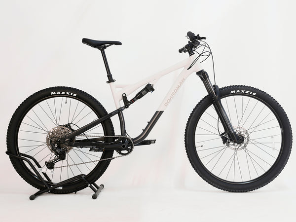 Image detail of the Maxxis Rekon 29" tyre fitted on the 2025 Boardman MTR 8.8 UPGRADED bike.