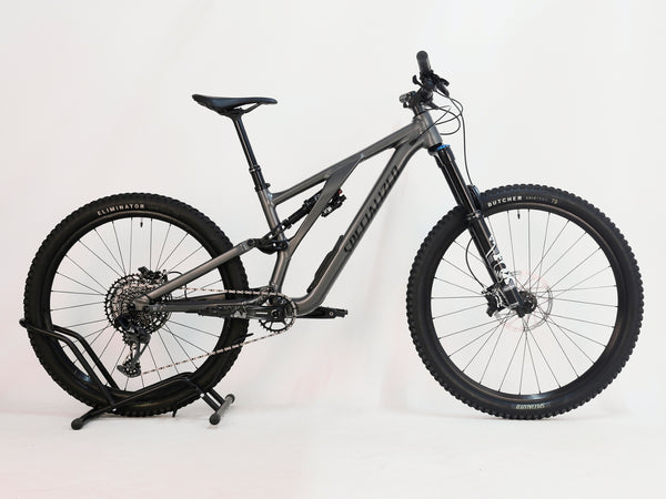 Specialized Stumpjumper EVO Comp Alloy 29/27.5 MULLET / MEDIUM S3 / Very Good Condition - Image showcasing the tubeless ready tires and custom alloy rims.
