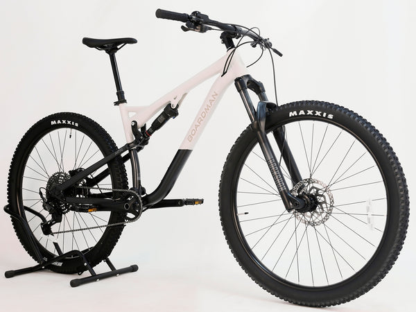 Rear view showcasing the dropper seatpost on the 2025 Boardman MTR 8.8 UPGRADED Large bike.