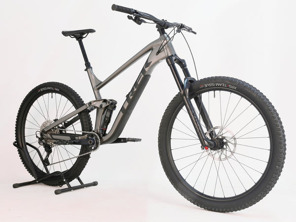 Image of Trek Slash 7 Gen 5 in like new condition, X-LARGE size, featuring Lyrik fork and SLX brakes, RRP: £2,775.00, on sale for £1,760.00 with free and fast courier delivery.