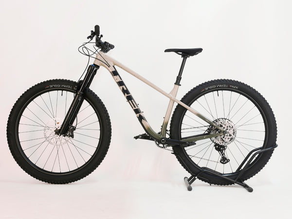 Front suspension view of Trek ROSCOE 9 2024 Mountain Bike, showing Excellent Condition, Medium size, originally RRP: £1,850.00, yours for £1,090.00 at eMado.