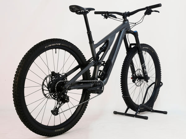 Close-up of Specialized Stumpjumper EVO Comp Alloy 29 Medium S3 handlebars and controls.