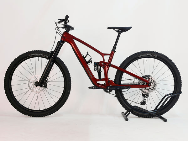 TREK Fuel EX 9.7 Gen 6 2023 FS CARBON / M-L / FOX / RRP: £4,175.00 / LIKE NEW! / Get it for £2,090.00 including FREE UK Delivery! - Image showing the Shimano SLX 12-speed shifters and brake system.
