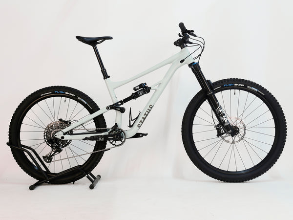 Specialized Status 160/ LARGE (S4) / RRP: £2,900.00 / Very Good