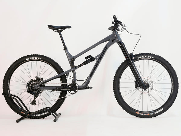 Detailed view of the RockShox suspension on the Nukeproof Mega 290 Alloy Comp 2023 in excellent condition at eMado Bikes.