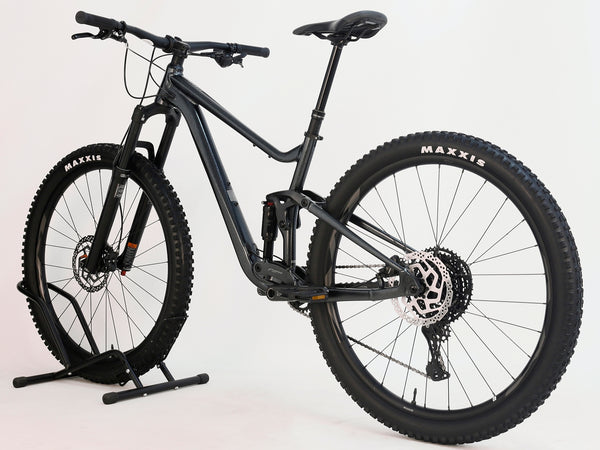 Detailed image of the front suspension fork of the Giant Stance 29 2 - Giant STL 34 RCL.